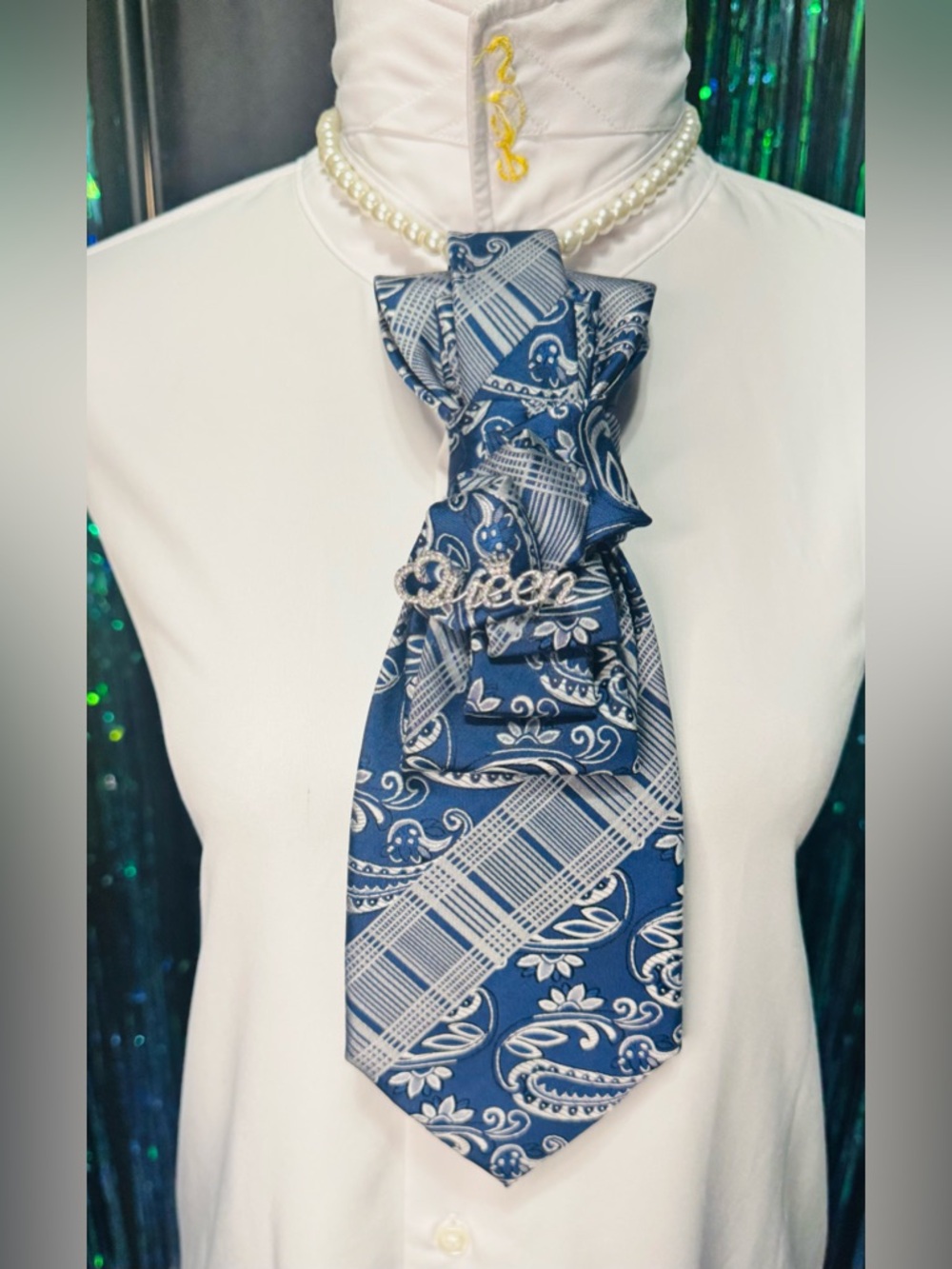 Blue and Silver Paisley Patterned Necktie with Queen Brooch